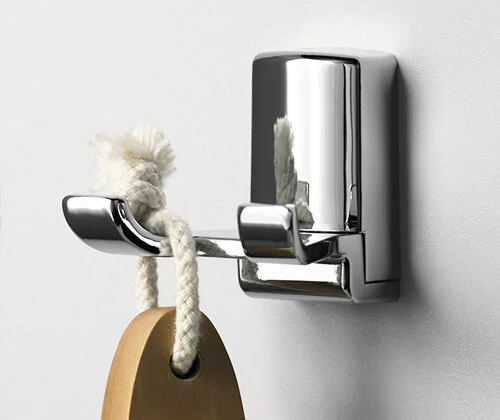 Крючок для ванной WasserKRAFT Leine K-5023 двойной (детальная фотография), хром, белые, комбинированные