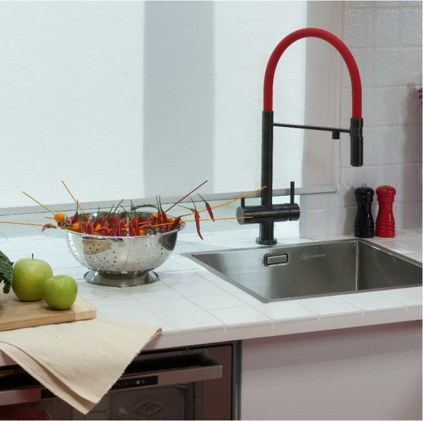 Смеситель для питьевой воды Omoikiri Kanto PVD-GM вороненая сталь/красный 4994013 (детальная фотография), для кухни, для питьевой воды с фильтром