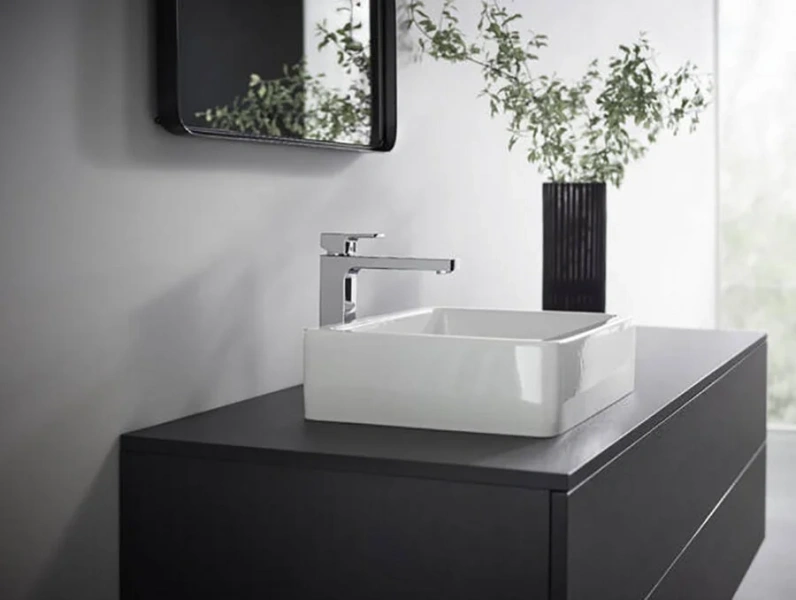 Смеситель для раковины Hansgrohe Vernis Shape с металлическим сливным гарнитуром 71590000 (детальная фотография), высокие, прямоугольная форма, с донным клапаном