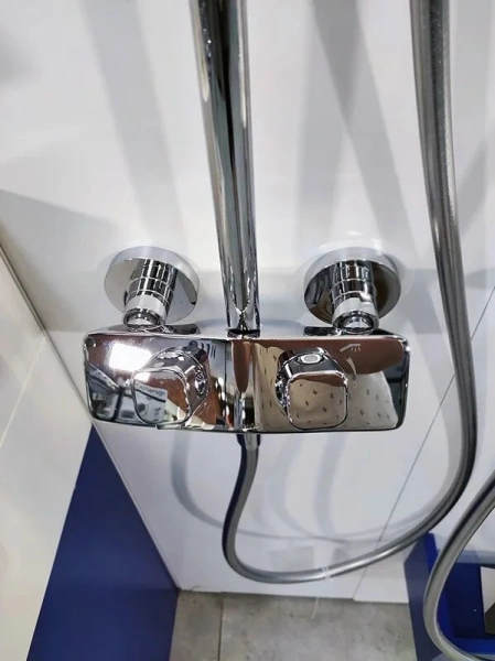 Душевая стойка Kludi Cockpit с термостатом 8005005-00 (детальная фотография), с термостатом