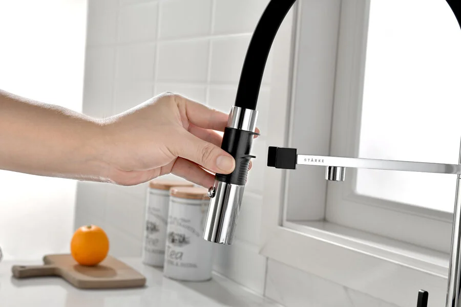 Смеситель для питьевой воды Paulmark Gravity хром Gr213888-CR (детальная фотография), с поворотным изливом, с гибким изливом