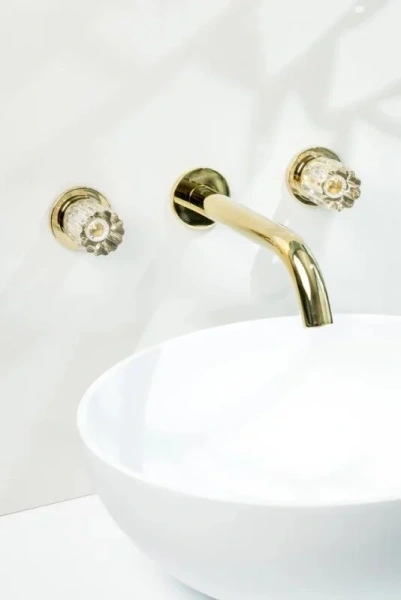 Смеситель для раковины Boheme Elegante золото 152-2-G-EL (детальная фотография), классические, ретро, с кристаллами swarovski, с элементами стекла, декорированные