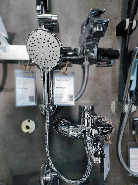 Смеситель для ванны Lemark Atlantiss с коротким изливом LM3254C (детальная фотография), недорогие, округлая форма, с душевой лейкой