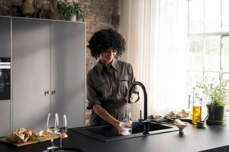 Смеситель для кухни Hansgrohe Aqittura черный матовый 76803670 (детальная фотография), с 1 монтажным отверстием