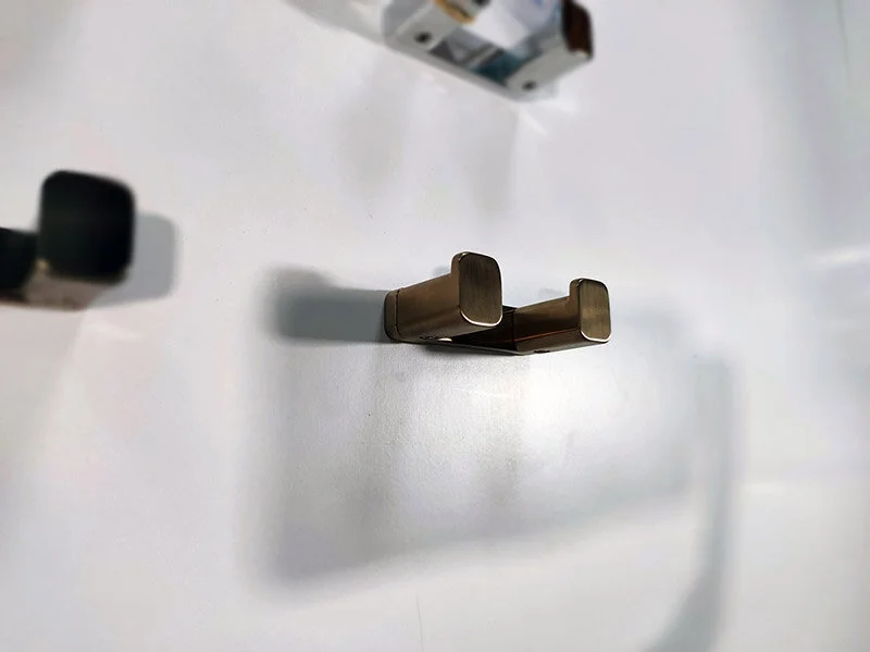 Крючок для ванной Hansgrohe AddStoris шлифованная бронза 41755140 (детальная фотография), в наличии