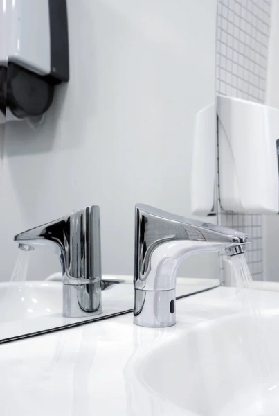 Смеситель для раковины бесконтактный Grohe Europlus E 36207001 (детальная фотография), сенсорные, бесконтактные