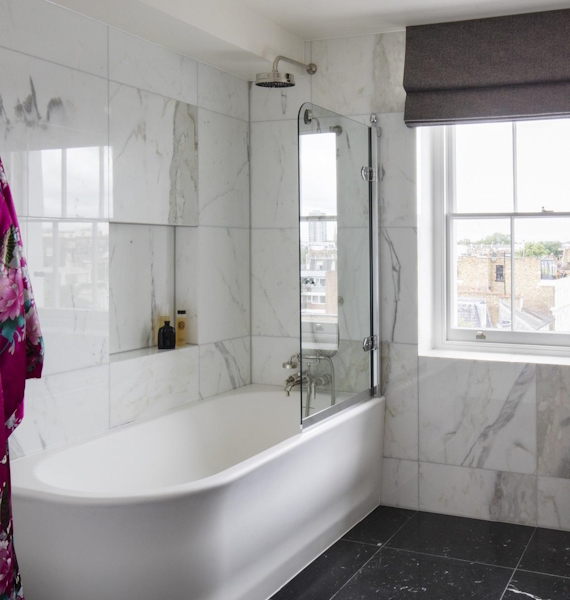 Ванна угловая правосторонняя из материала White Tec, цвет белый, Devon&Devon Wave 1NAWAVEDX (детальная фотография), белые