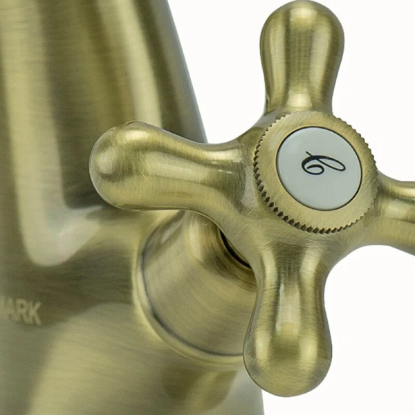 Смеситель для раковины Lemark Vintage LM2806B (детальная фотография), округлая форма, с донным клапаном