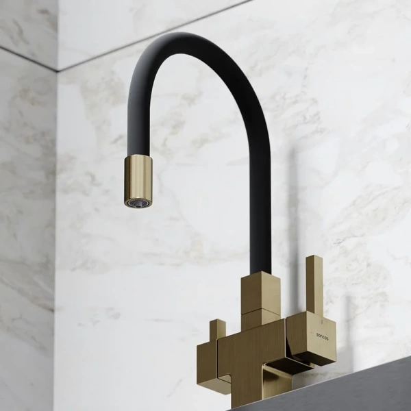 Смеситель для кухни Sancos Arno золото SC4005BG (детальная фотография), с поворотным изливом, с коротким изливом, с гибким изливом