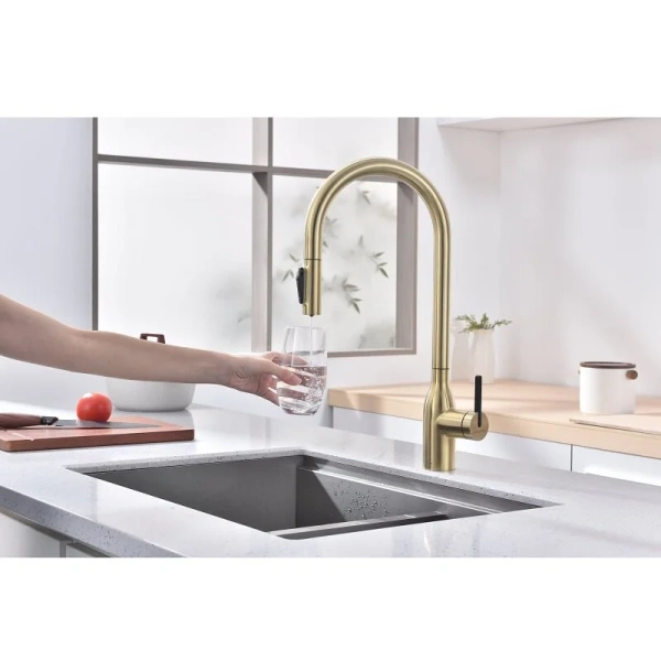 Смеситель для питьевой воды Paulmark Universal светлое брашированное золото Un213880-SBG (детальная фотография), с поворотным изливом, c выдвижным изливом (лейкой)