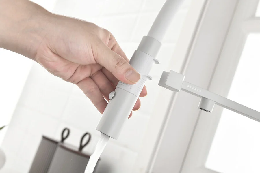 Смеситель для питьевой воды Paulmark Gravity белый матовый Gr213888-WH (детальная фотография), с поворотным изливом, с гибким изливом