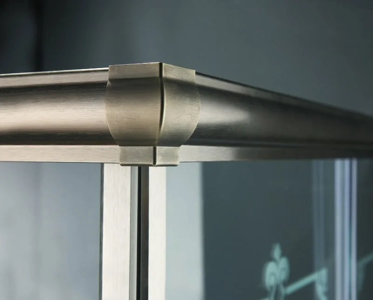 Душевой уголок Cezares Giubileo 90х90 см стекло прозрачное с узором профиль золото GIUBILEO-A-2-90-SCORREVOLE-CP-G (детальная фотография), стеклянные, угловые, без поддона