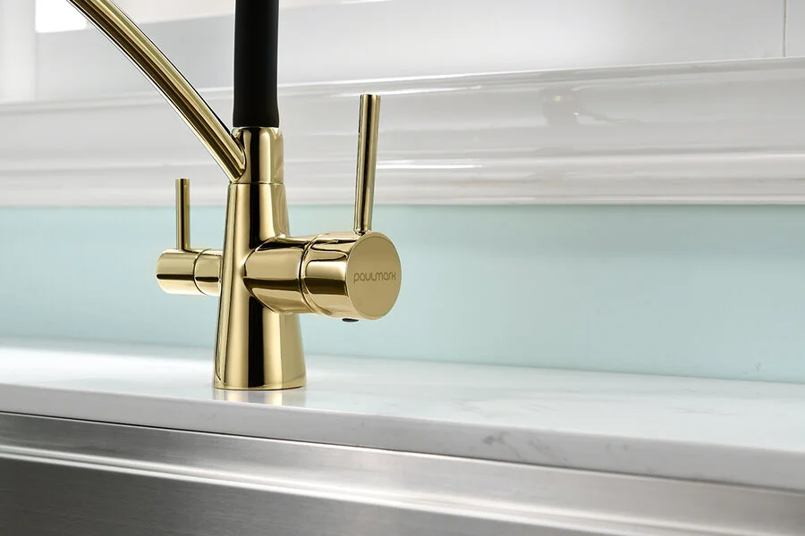 Смеситель для кухни Paulmark Siegen золото с черным Si213111-G (детальная фотография), с поворотным изливом, с гибким изливом