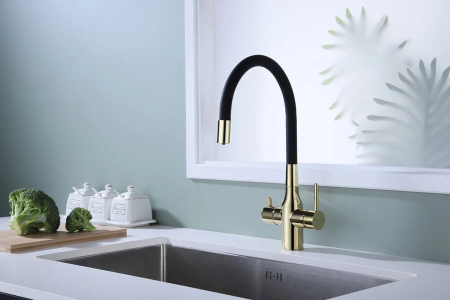 Смеситель для кухни Paulmark Salix золото/черный Sa213419-G (детальная фотография), с 1 монтажным отверстием