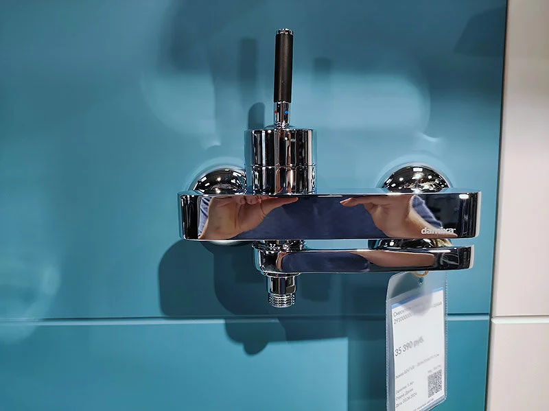 Смеситель для ванны Damixa Arc 291000 латунь (детальная фотография), с поворотным изливом