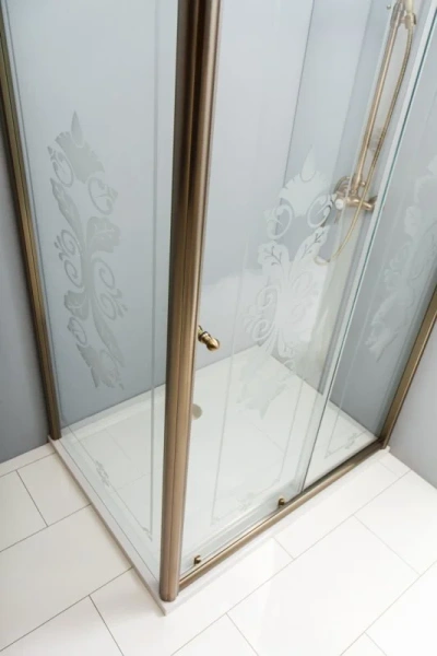 Душевой уголок Cezares Giubileo 120х90 см стекло прозрачное с матовым принтом профиль золото GIUBILEO-AH-1-120/90-SCORREVOLE-CP-G (детальная фотография), прозрачные, узорчатые