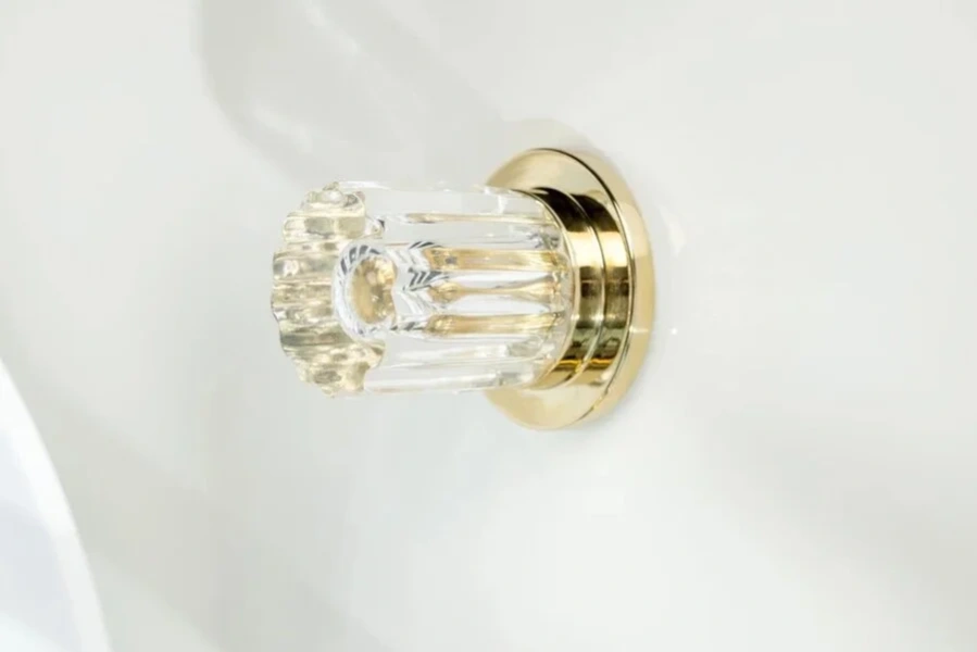 Смеситель для раковины Boheme Elegante золото 152-2-G-EL (детальная фотография), из латуни, округлая форма