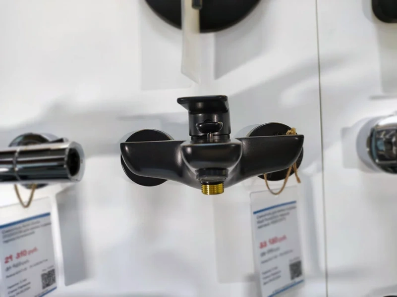 Смеситель для ванны Kludi Pure&Style черный 406813975 (детальная фотография), с 2 монтажными отверстиями