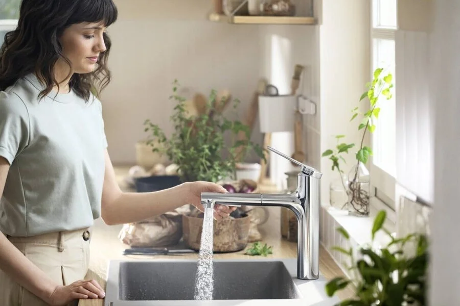 Смеситель для кухни Hansgrohe Zesis M33 74804 с выдвижным изливом (детальная фотография), высокие, округлая форма