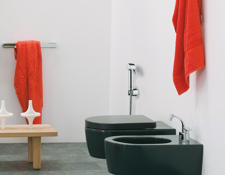 Гигиенический набор Bossini C03121 CR C03121.030 (детальная фотография), комплект с лейкой, шлангом и держателем