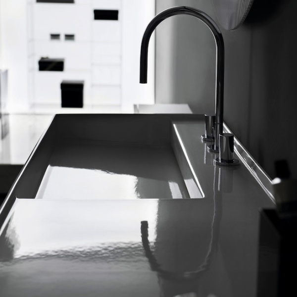 Раковина Laufen Kartell 120 см полка справа 8.1333.2.000.108.1 (детальная фотография), большая, в форме чаши, прямоугольной формы, широкая