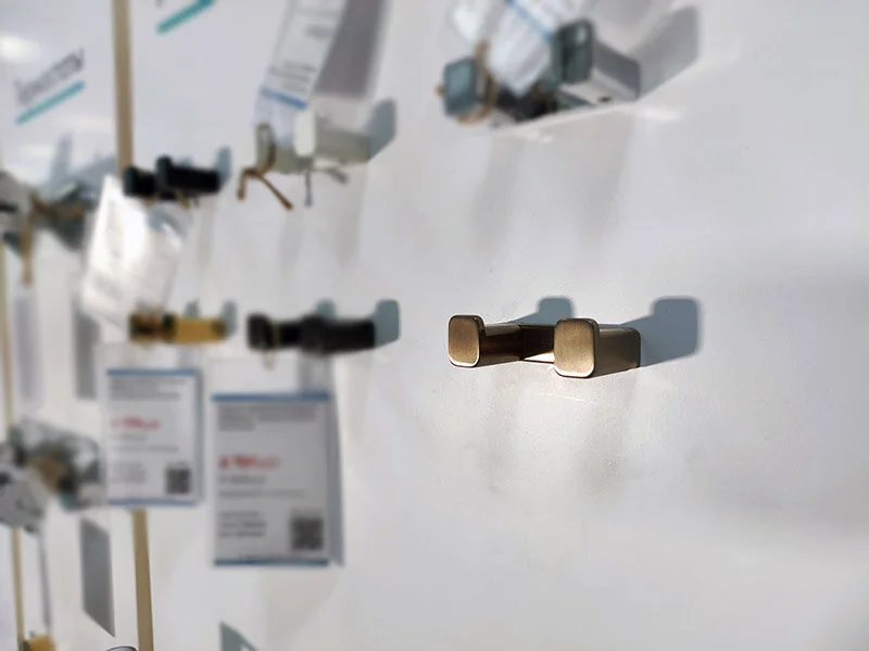 Крючок для ванной Hansgrohe AddStoris шлифованная бронза 41755140 (детальная фотография), металлические