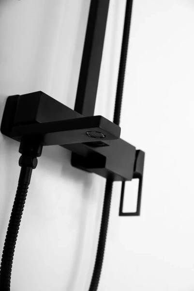 Душевая стойка BelBagno Luce со смесителем черная матовая LUC-VSCM-NERO (детальная фотография), рычажные