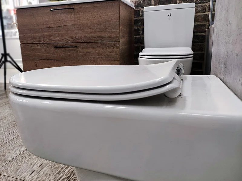 Крышка-сиденье с микролифтом Jacob Delafon Odeon Rive Gauche тонкая E24889-00 (детальная фотография), с микролифтом