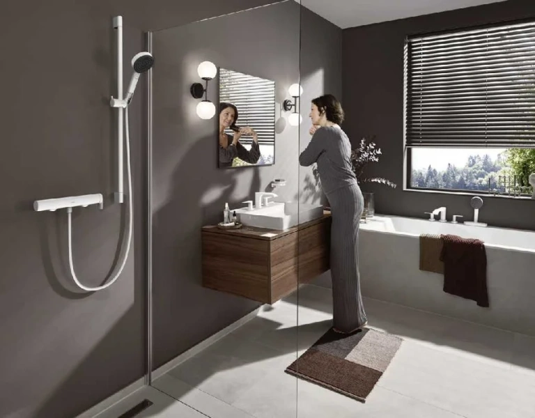 Смеситель для ванны Hansgrohe Vivenis белый матовый 75444700 (детальная фотография), с душевой лейкой