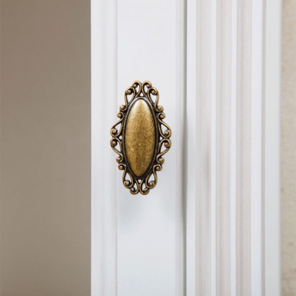 Шкаф-пенал для ванной, цвет белый с патиной матовый, фурнитура бронза, петли слева, La Beaute Vivien CVI.Sx.LBP.BR (детальная фотография), по запросу index_1