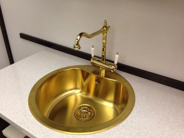Смеситель для кухни Omoikiri Amagasaki-G золото 4994019 (детальная фотография), классические, ретро, с элементами керамики, декорированные