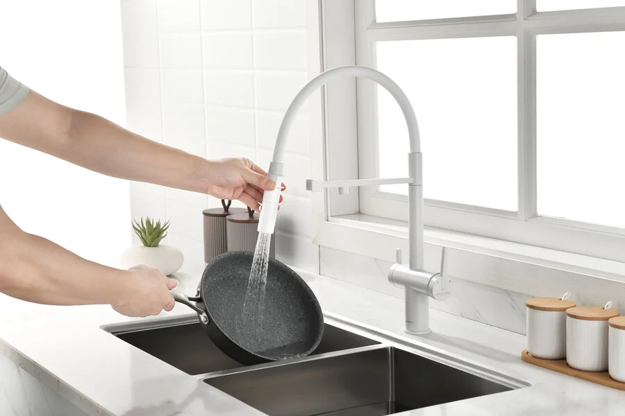 Смеситель для питьевой воды Paulmark Gravity белый матовый Gr213888-WH (детальная фотография), с 1 монтажным отверстием