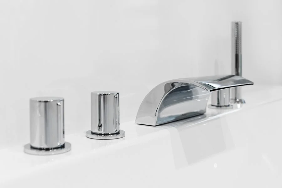 Смеситель для ванны Ravak Waterfall врезной X070060 (детальная фотография), современные, hi-tech