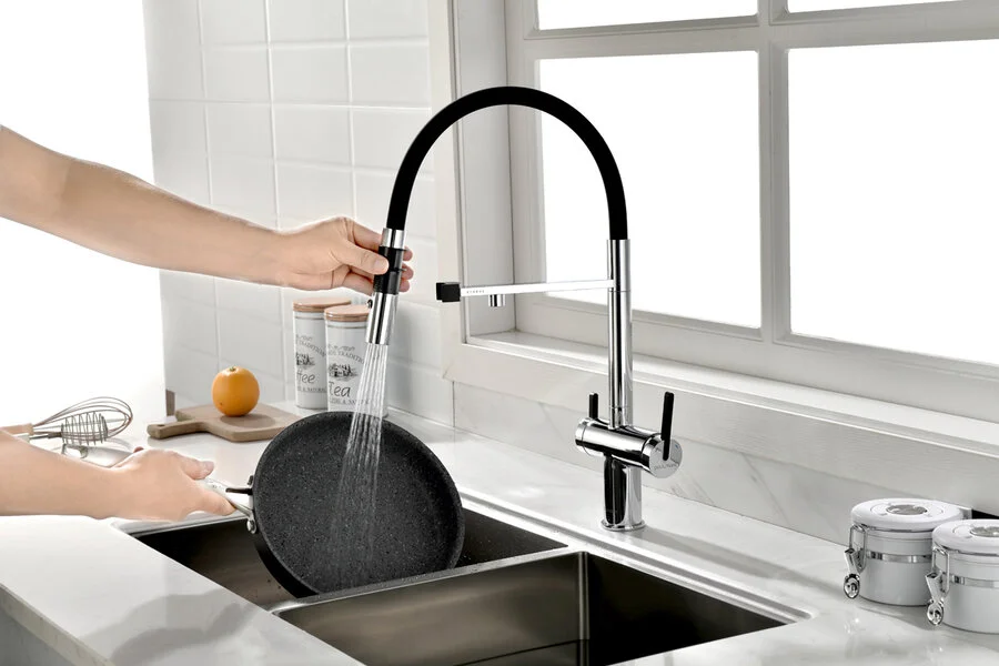 Смеситель для питьевой воды Paulmark Gravity хром Gr213888-CR (детальная фотография), с 1 монтажным отверстием