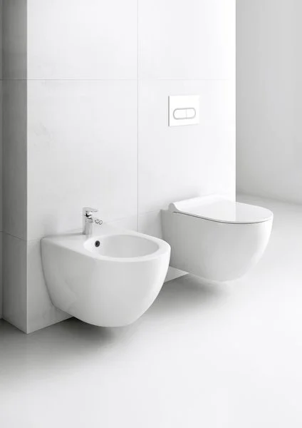 Унитаз подвесной Ravak Chrome безободковый X01535 (детальная фотография), белые