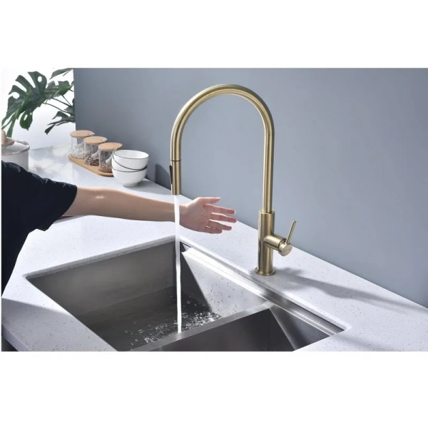 Смеситель для кухни Paulmark Senso светлое брашированное золото Se215180-SBG (детальная фотография), высокие, из латуни, округлая форма, сенсорные от батареек