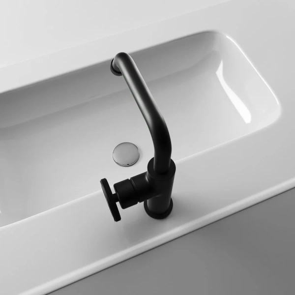 Смеситель для раковины IDDIS Grange графит GRAGMR0i01 (детальная фотография), с поворотным изливом