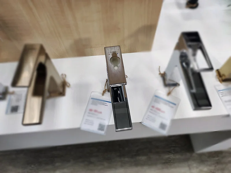 Смеситель для раковины Hansgrohe Metropol со сливным клапаном Push-Open 32502000 (детальная фотография), прямоугольная форма, с донным клапаном