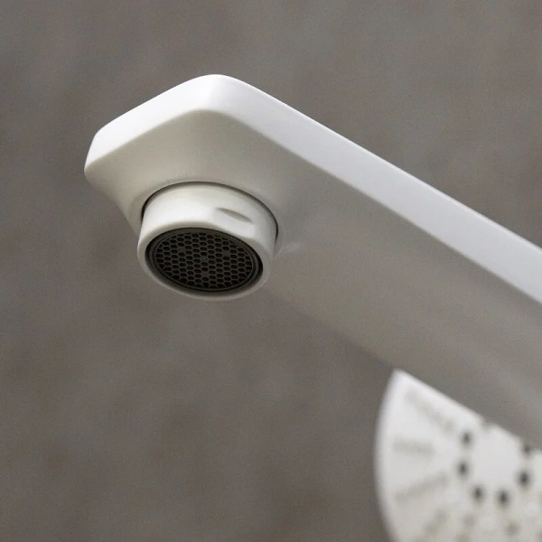 Смеситель для ванны Lemark Bronx белый матовый LM3744MW (детальная фотография), из латуни, округлая форма, с душевой лейкой