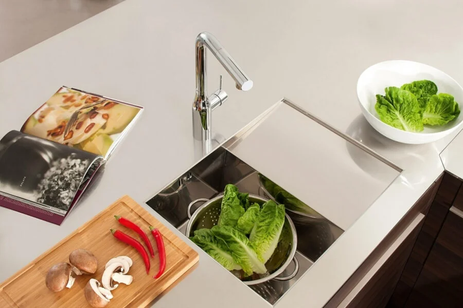 Смеситель для кухни Grohe Essence хром 30270000 (детальная фотография), с поворотным изливом, с длинным изливом, c выдвижным изливом (лейкой)
