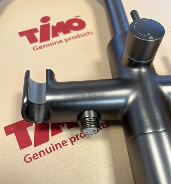 Смеситель для ванны Timo Saona черное золото 2310/18Y-CR (детальная фотография), из латуни, округлая форма, с душевой лейкой