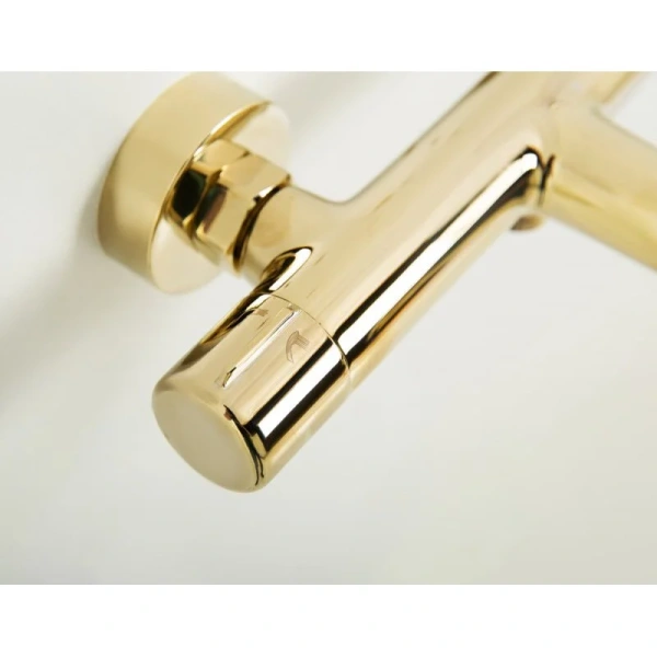 Смеситель для ванны BelBagno Uno золото UNO-VASM/DFS-ORO (детальная фотография), с коротким изливом