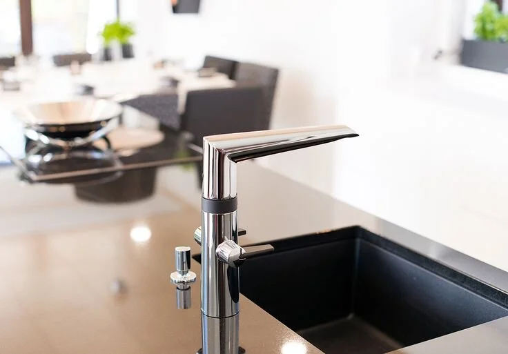 Смеситель для кухни бесконтактный Oras Optima 2720F (детальная фотография), с поворотным изливом