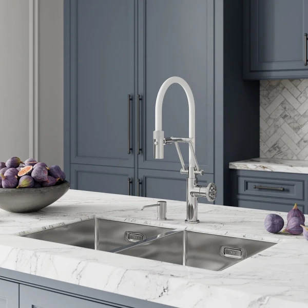 Смеситель для кухни IDDIS Grange с гибким изливом (детальная фотография), с поворотным изливом, с гибким изливом