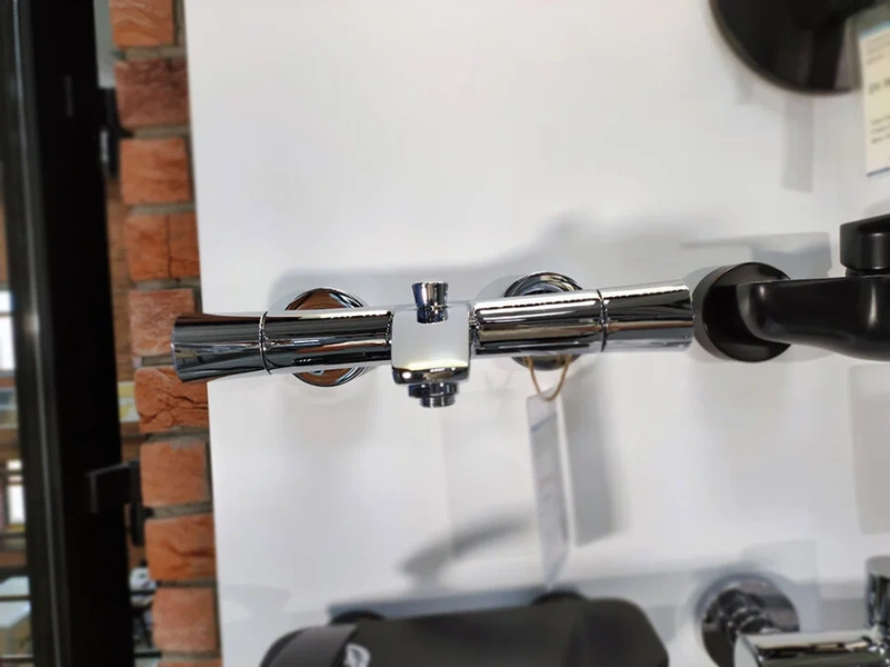 Смеситель для ванны Kludi Zenta 35101 с термостатом (детальная фотография), хром, белые, черные, комбинированные