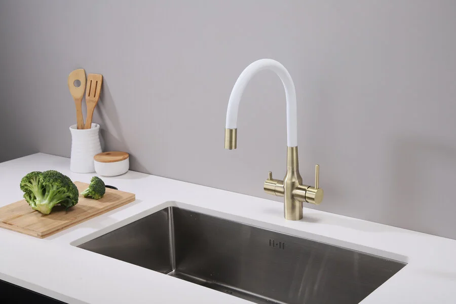 Смеситель для кухни Paulmark Salix бронза/белый Sa213419-BRw (детальная фотография), современные, hi-tech