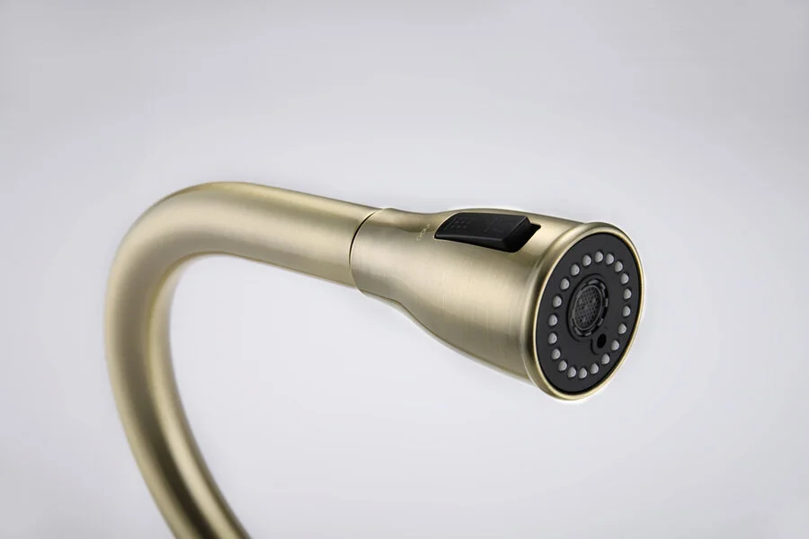 Смеситель для кухни Paulmark Lange бронза La214212-BR (детальная фотография), с поворотным изливом, c выдвижным изливом (лейкой)