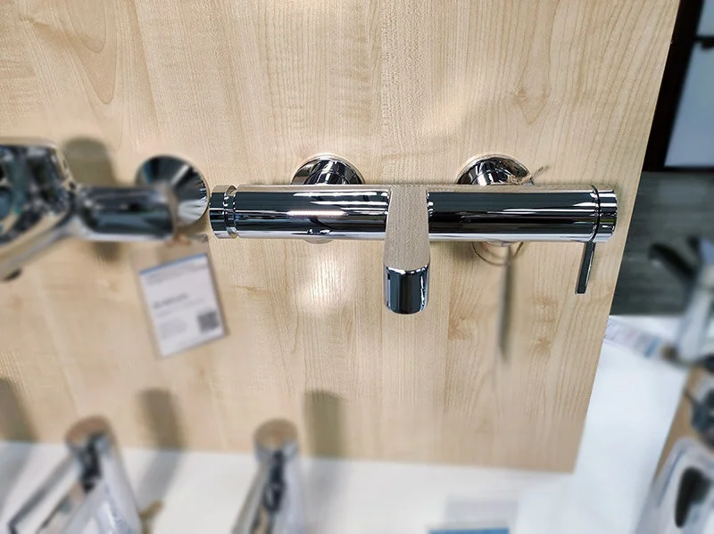 Смеситель для ванны Hansgrohe Finoris хром 76420000 (детальная фотография), с 2 монтажными отверстиями