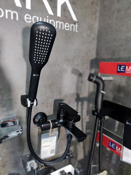 Смеситель для ванной Lemark Ursus с душевой лейкой LM7214BL (детальная фотография), черные