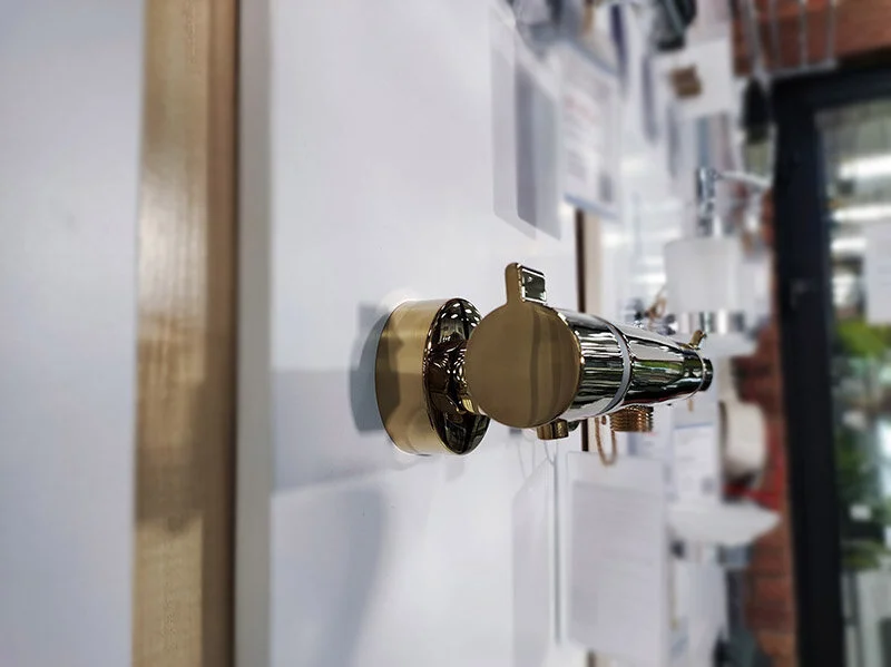 Смеситель для душа Hansgrohe Ecostat Comfort полированное золото 13116990 (детальная фотография), с 2 монтажными отверстиями